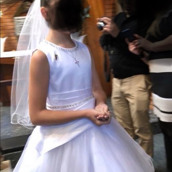 GIRLS WHITE DRESS WITH TIARA AND VEIL SIZE 8 - Picture 11 of 12